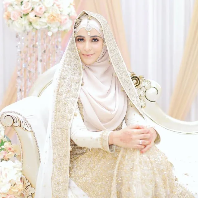 12 Inspirasi Perhiasan Melingkar di Kepala untuk Pengantin Berhijab, Tren Terbaru Percantik Tampilanmu 19
