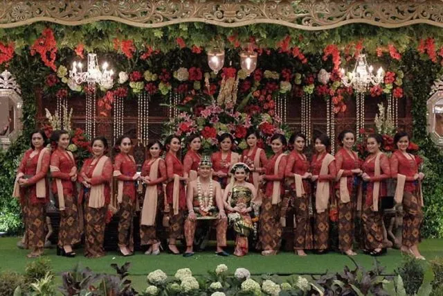 Ide Pose Cantik Saat Foto Bareng Bridesmaids Ini Bisa Kamu Tiru, Demi Album Kenangan Momen Bahagiamu 51
