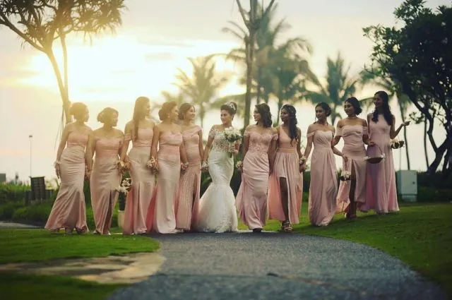 Ide Pose Cantik Saat Foto Bareng Bridesmaids Ini Bisa Kamu Tiru, Demi Album Kenangan Momen Bahagiamu 45