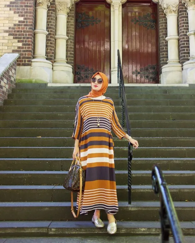 10 Maxi Dress Cantik Buat Cewek Berhijab. Adem dan Feminin Banget Dilihatnya 19
