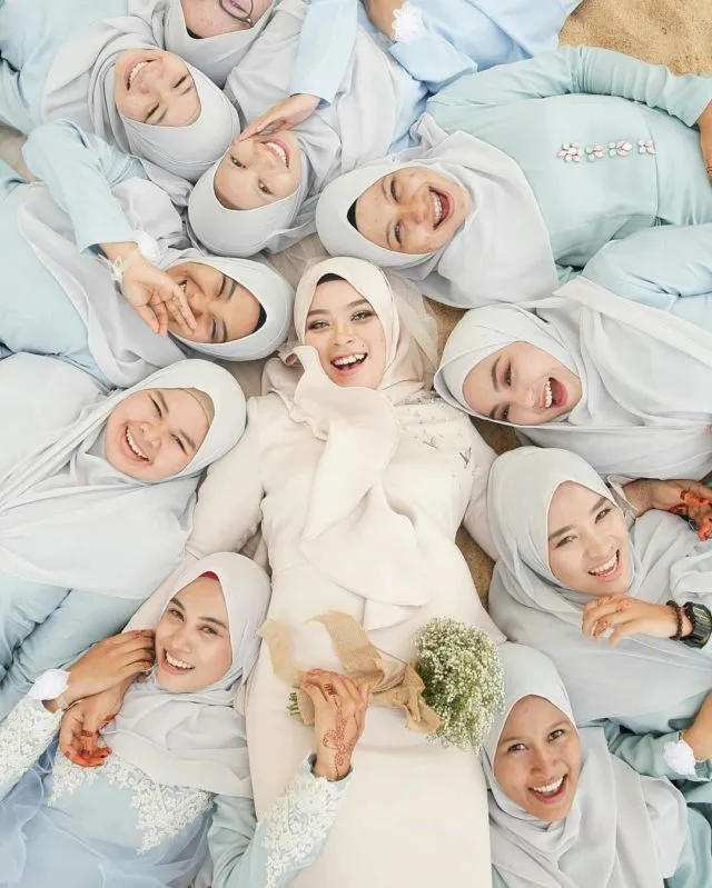 Ide Pose Cantik Saat Foto Bareng Bridesmaids Ini Bisa Kamu Tiru, Demi Album Kenangan Momen Bahagiamu 42