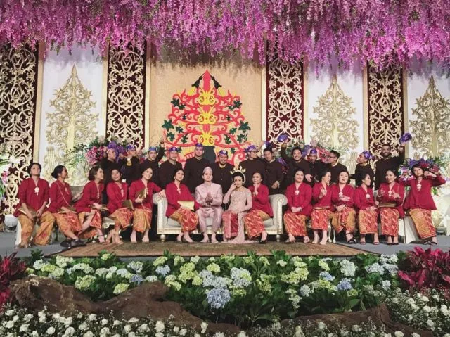 Ide Pose Cantik Saat Foto Bareng Bridesmaids Ini Bisa Kamu Tiru, Demi Album Kenangan Momen Bahagiamu 52