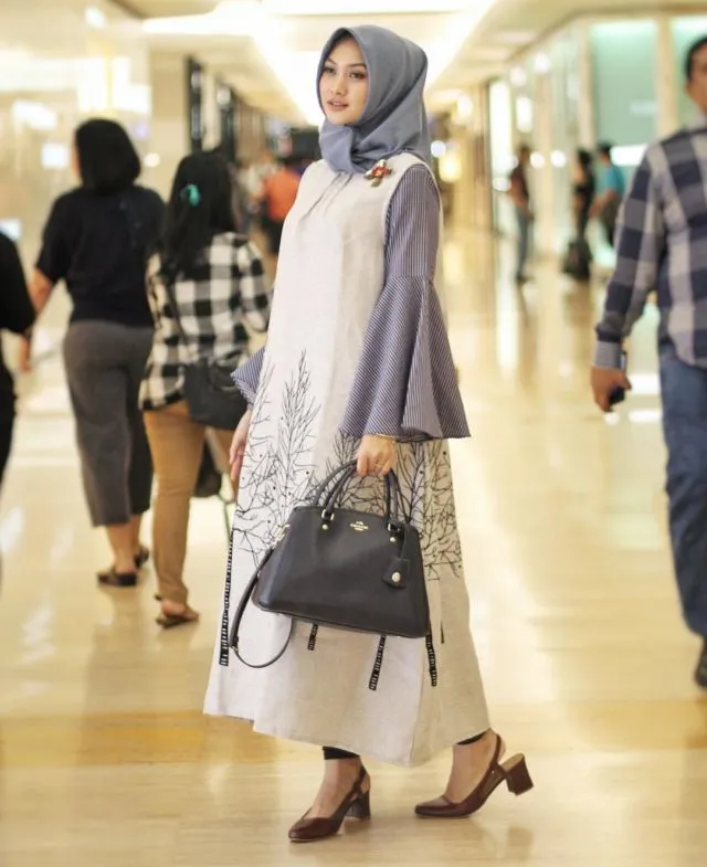 10 Maxi Dress Cantik Buat Cewek Berhijab. Adem dan Feminin Banget Dilihatnya 18