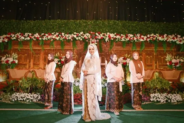 Ide Pose Cantik Saat Foto Bareng Bridesmaids Ini Bisa Kamu Tiru, Demi Album Kenangan Momen Bahagiamu 44