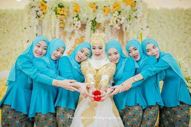 Ide Pose Cantik Saat Foto Bareng Bridesmaids Ini Bisa Kamu Tiru, Demi Album Kenangan Momen Bahagiamu 48