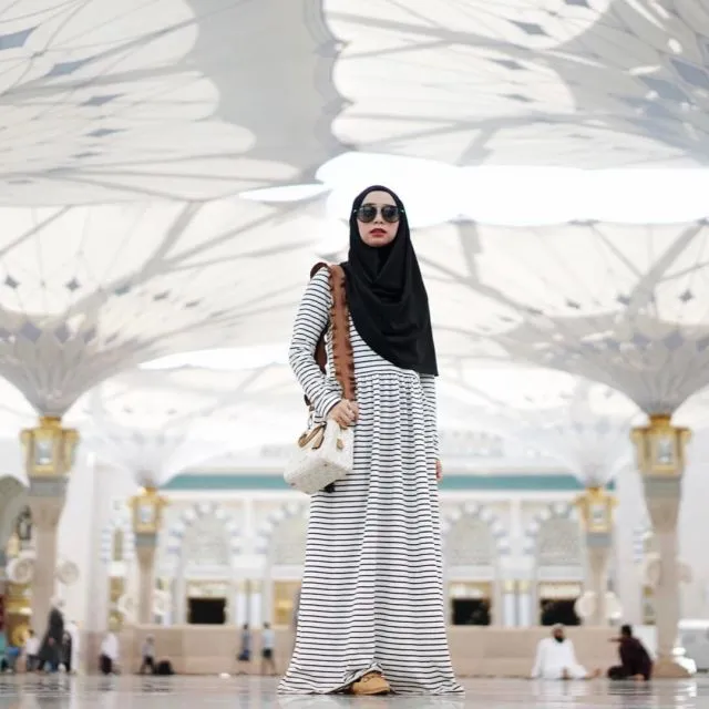 10 Maxi Dress Cantik Buat Cewek Berhijab. Adem dan Feminin Banget Dilihatnya 20