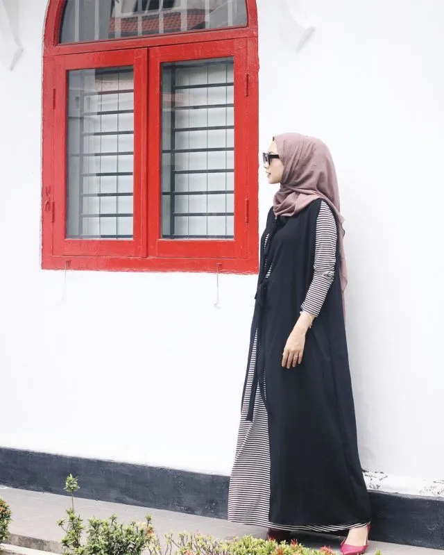 15 Inspirasi Baju Warna Gelap Buat Cewek Kurus - yang Nggak Bikin Badan Terlihat Makin 'Lurus' 29