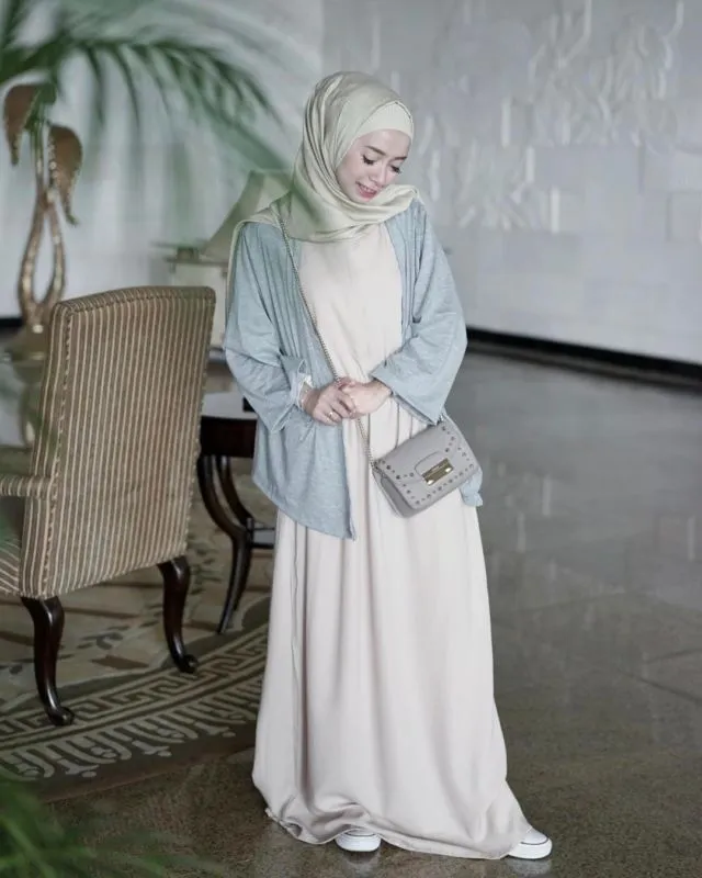 10 Maxi Dress Cantik Buat Cewek Berhijab. Adem dan Feminin Banget Dilihatnya 15