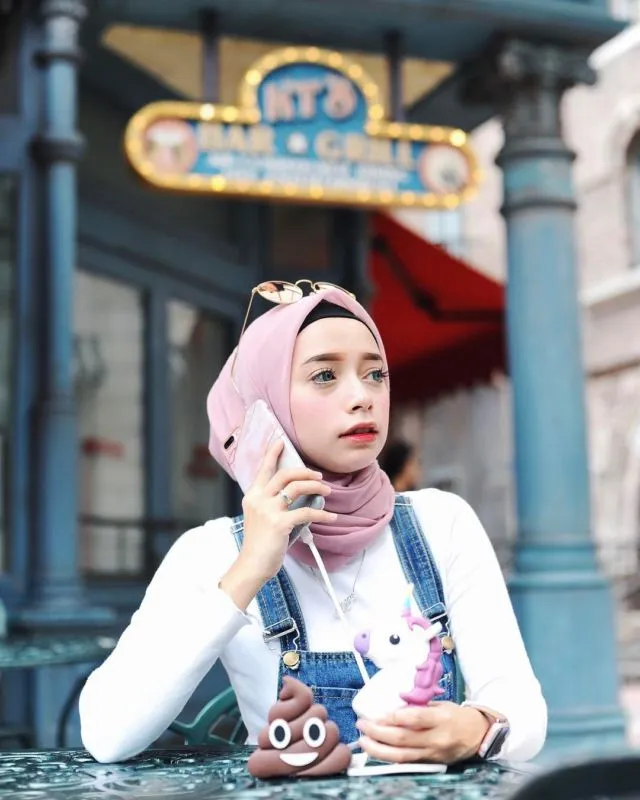 5 Mix and Match Warna Lipstik dengan Hijab. Makin Menawan dan Santun Dilihat 10