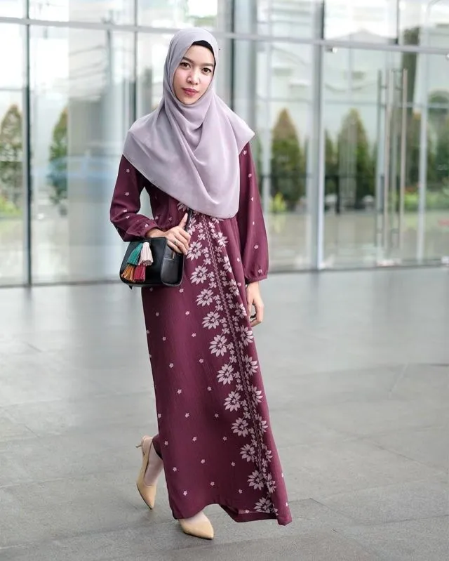 10 Maxi Dress Cantik Buat Cewek Berhijab. Adem dan Feminin Banget Dilihatnya 17
