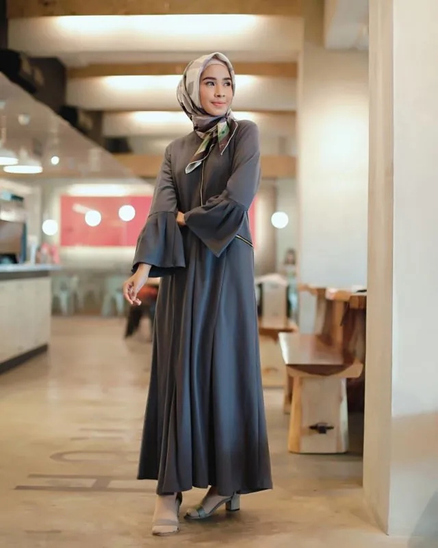 15 Inspirasi Baju Warna Gelap Buat Cewek Kurus - yang Nggak Bikin Badan Terlihat Makin 'Lurus' 30