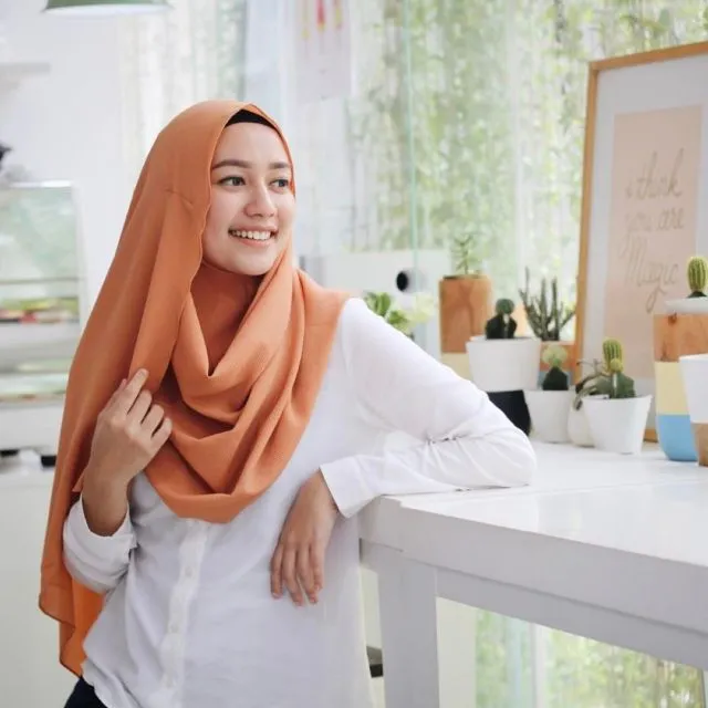 5 Mix and Match Warna Lipstik dengan Hijab. Makin Menawan dan Santun Dilihat 8