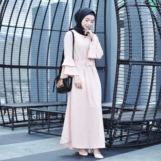 10 Maxi Dress Cantik Buat Cewek Berhijab. Adem dan Feminin Banget Dilihatnya 14