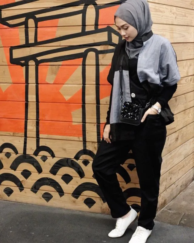 15 Inspirasi Baju Warna Gelap Buat Cewek Kurus - yang Nggak Bikin Badan Terlihat Makin 'Lurus' 24