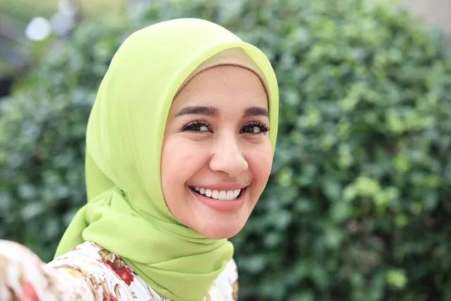 5 Mix and Match Warna Lipstik dengan Hijab. Makin Menawan dan Santun Dilihat 9