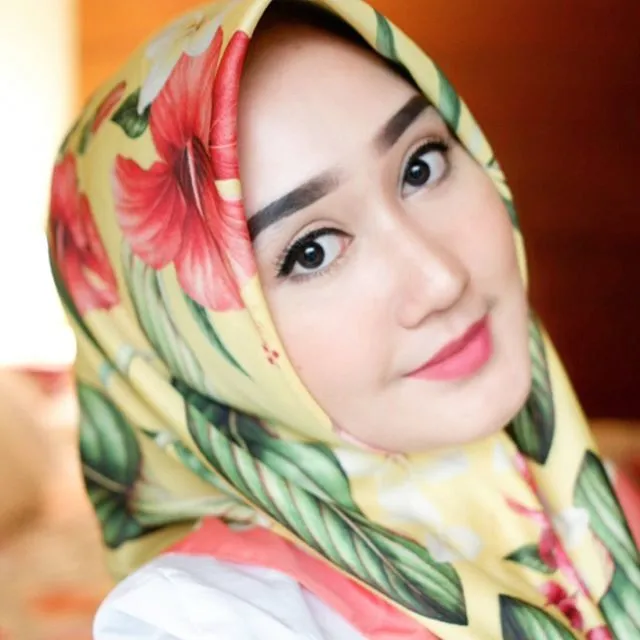 5 Mix and Match Warna Lipstik dengan Hijab. Makin Menawan dan Santun Dilihat 12