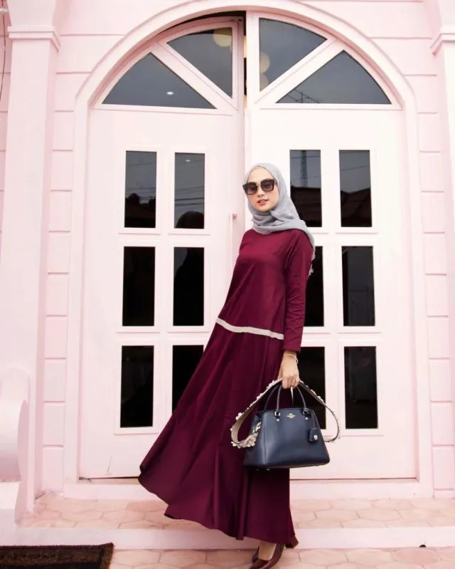 10 Maxi Dress Cantik Buat Cewek Berhijab. Adem dan Feminin Banget Dilihatnya 11