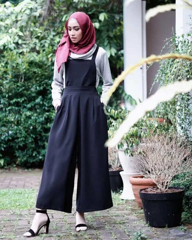 15 Inspirasi Baju Warna Gelap Buat Cewek Kurus - yang Nggak Bikin Badan Terlihat Makin 'Lurus' 25
