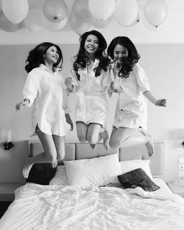 Ide Pose Cantik Saat Foto Bareng Bridesmaids Ini Bisa Kamu Tiru, Demi Album Kenangan Momen Bahagiamu 40