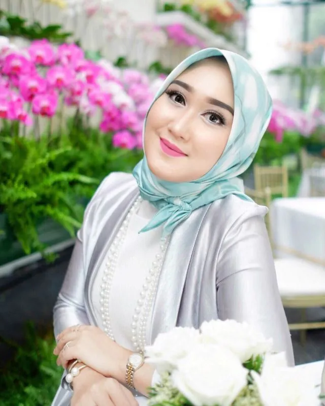 5 Mix and Match Warna Lipstik dengan Hijab. Makin Menawan dan Santun Dilihat 11