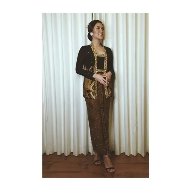 9 Parade Foto Raisa Pakai Kebaya yang Bikin Babang Hamish Jadi Pria Paling Beruntung di Indonesia 12