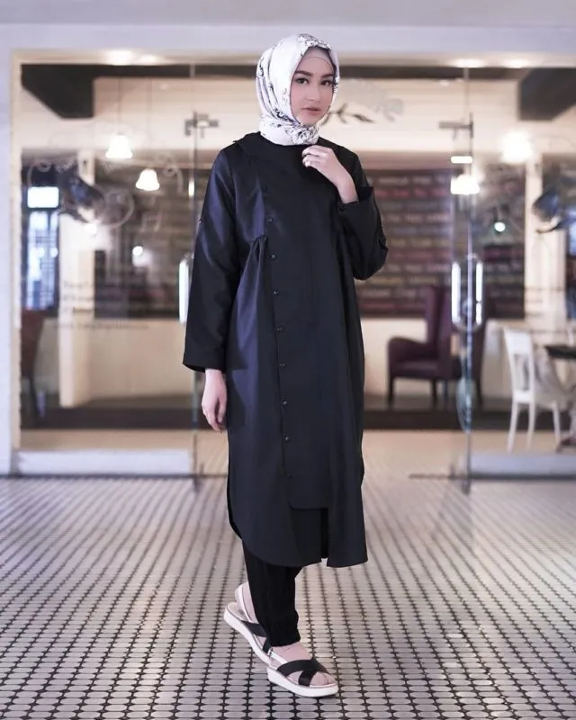 15 Inspirasi Baju Warna Gelap Buat Cewek Kurus - yang Nggak Bikin Badan Terlihat Makin 'Lurus' 27