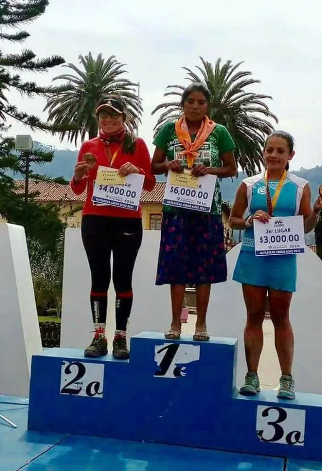 Yang Lain Tampil Serius, Cewek Ini Jadi Juara Lomba Maraton dengan Cuma Pakai Rok dan Sandal Lusuh 7