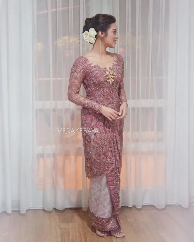 9 Parade Foto Raisa Pakai Kebaya yang Bikin Babang Hamish Jadi Pria Paling Beruntung di Indonesia 11