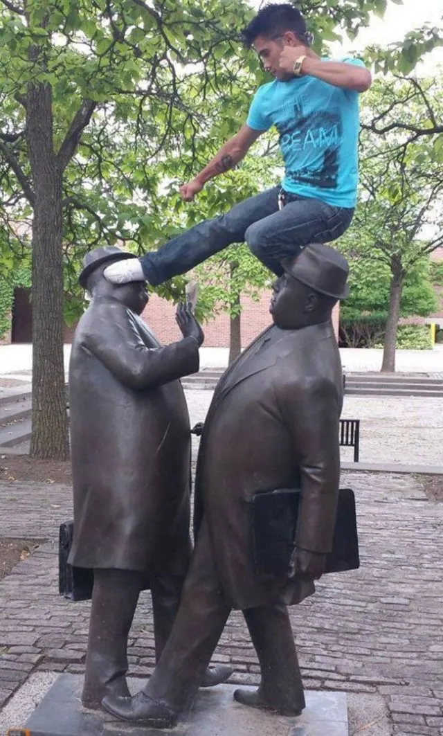 Begini Nih 15 Cara Gokil Berfoto Sama Patung dan Monumen. Biar Fotomu Nggak Gitu-gitu Aja! 23