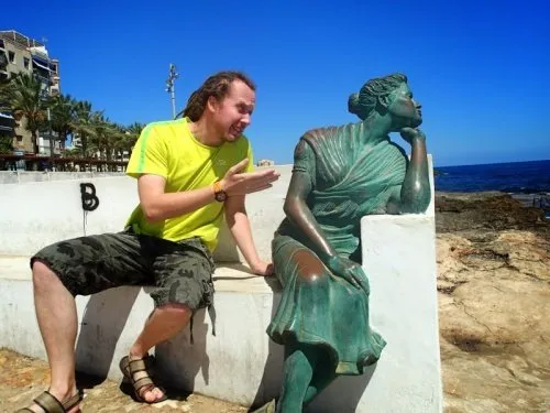 Begini Nih 15 Cara Gokil Berfoto Sama Patung dan Monumen. Biar Fotomu Nggak Gitu-gitu Aja! 27