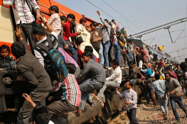 10 Potret Jalur Komuter Paling Matikan di Dunia. Cuma Mau Berangkat Kerja Saja, Harus Bertaruh Nyawa 11