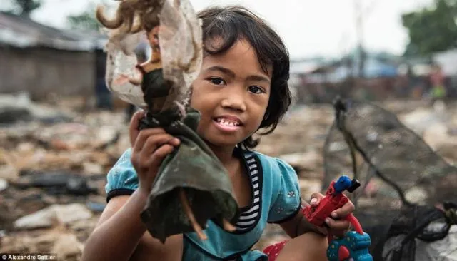Foto Anak-anak dari Bantar Gebang yang Cukup Memilukan. Miris, Mereka Tumbuh di Atas Tumpukan Sampah! 18