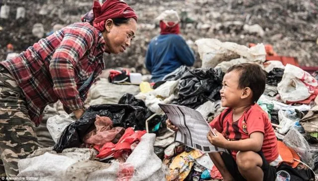 Foto Anak-anak dari Bantar Gebang yang Cukup Memilukan. Miris, Mereka Tumbuh di Atas Tumpukan Sampah! 19
