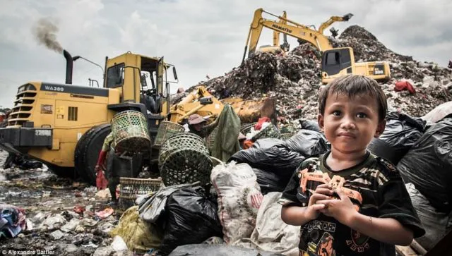 Foto Anak-anak dari Bantar Gebang yang Cukup Memilukan. Miris, Mereka Tumbuh di Atas Tumpukan Sampah! 12