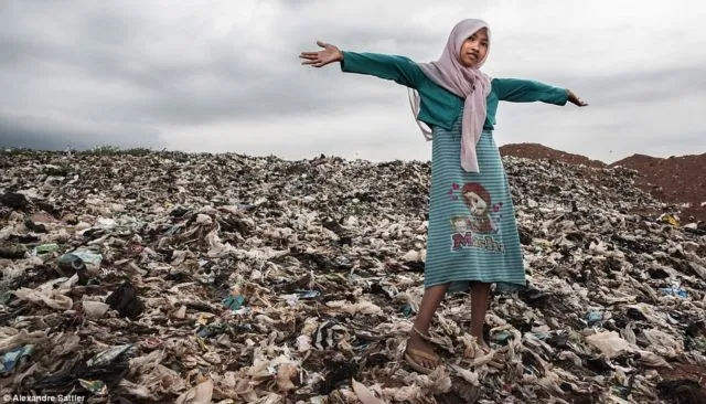 Foto Anak-anak dari Bantar Gebang yang Cukup Memilukan. Miris, Mereka Tumbuh di Atas Tumpukan Sampah! 11