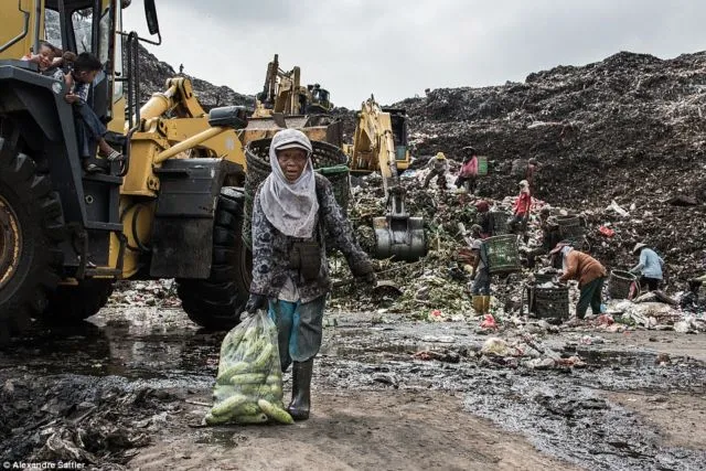 Foto Anak-anak dari Bantar Gebang yang Cukup Memilukan. Miris, Mereka Tumbuh di Atas Tumpukan Sampah! 16