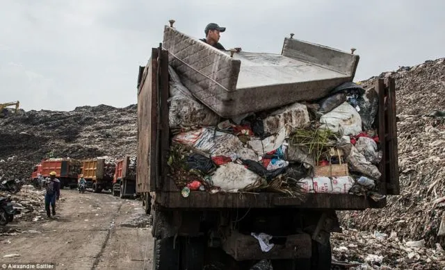 Foto Anak-anak dari Bantar Gebang yang Cukup Memilukan. Miris, Mereka Tumbuh di Atas Tumpukan Sampah! 17