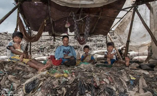 Foto Anak-anak dari Bantar Gebang yang Cukup Memilukan. Miris, Mereka Tumbuh di Atas Tumpukan Sampah! 13