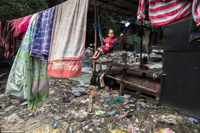 Foto Anak-anak dari Bantar Gebang yang Cukup Memilukan. Miris, Mereka Tumbuh di Atas Tumpukan Sampah! 14