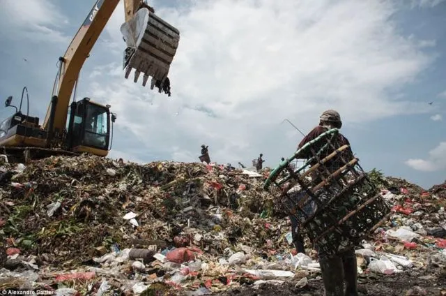 Foto Anak-anak dari Bantar Gebang yang Cukup Memilukan. Miris, Mereka Tumbuh di Atas Tumpukan Sampah! 15