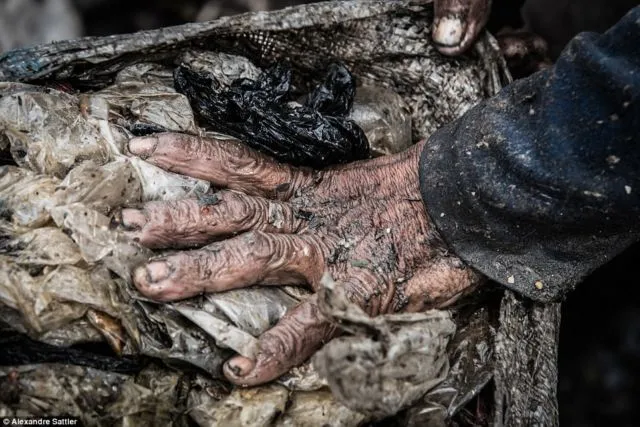 Foto Anak-anak dari Bantar Gebang yang Cukup Memilukan. Miris, Mereka Tumbuh di Atas Tumpukan Sampah! 20