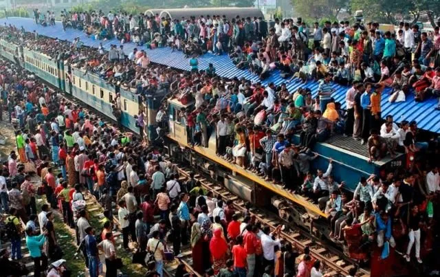10 Potret Jalur Komuter Paling Matikan di Dunia. Cuma Mau Berangkat Kerja Saja, Harus Bertaruh Nyawa 13