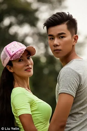 Sering Dikira Pacaran, Ternyata Mereka Ibu dan Anak. Wah, Ibunya Nih yang Kebangetan Awet Mudanya! 7