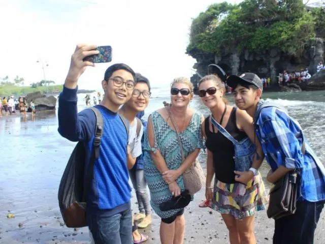 Jangan Gegabah Mengajak Bule Foto Bareng, Belum Tentu Mereka Beneran Senang, Kamu Perlu Lebih Peka 5