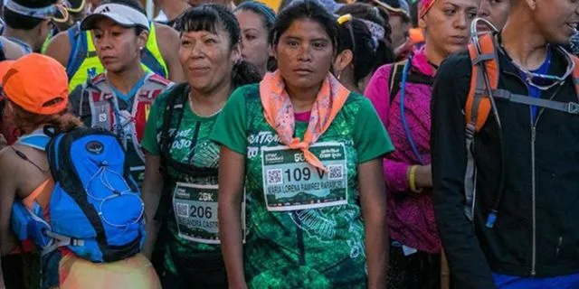Yang Lain Tampil Serius, Cewek Ini Jadi Juara Lomba Maraton dengan Cuma Pakai Rok dan Sandal Lusuh 5