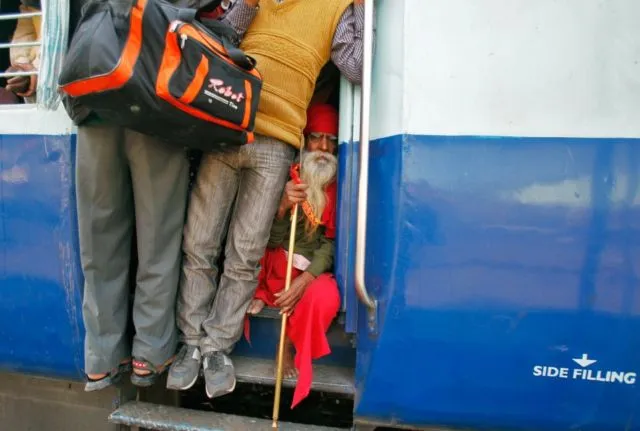 10 Potret Jalur Komuter Paling Matikan di Dunia. Cuma Mau Berangkat Kerja Saja, Harus Bertaruh Nyawa 14