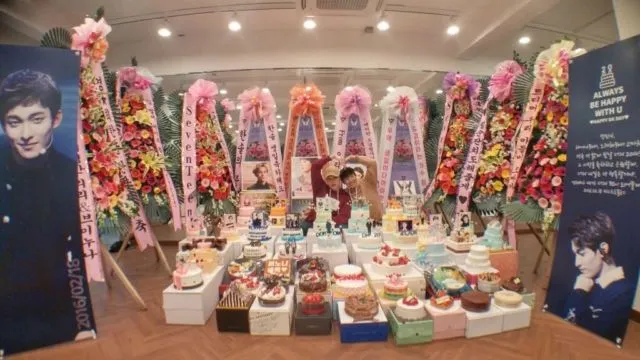 Nggak Cuma Datang Konser atau Beli Album, Fans K-Pop Rela Beli Hadiah yang Mahalnya Nggak Kira-kira 15