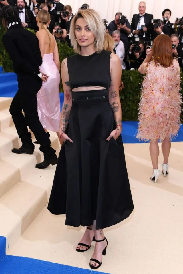 15 Fashion Unik Met Gala 2017. Mana Nih Artis Hollywood yang Paling Nyentrik? 27