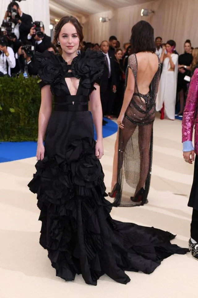 15 Fashion Unik Met Gala 2017. Mana Nih Artis Hollywood yang Paling Nyentrik? 29
