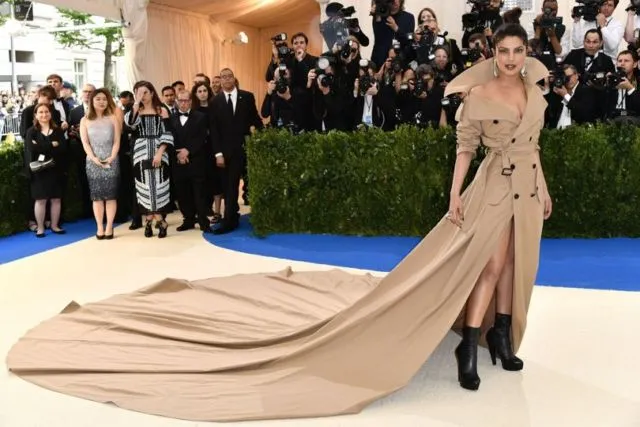 15 Fashion Unik Met Gala 2017. Mana Nih Artis Hollywood yang Paling Nyentrik? 30